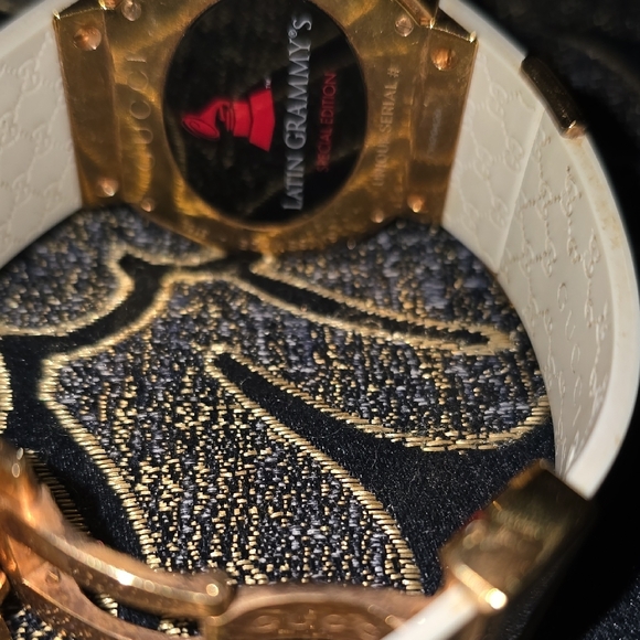 Digital Gucci Beige Smartwatch - Picture 3 of 4